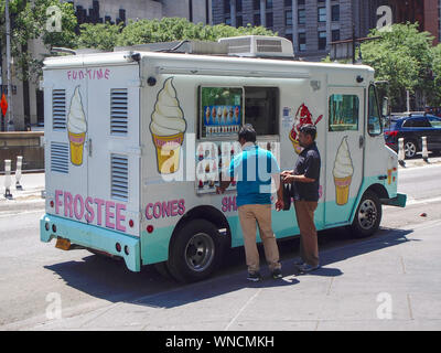 New York, USA - Juni 18, 2016-Anschluss verkaufen Eis in einer Straße von New York Stockfoto