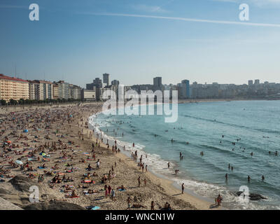 A Coruña, Spanien - 23 August 2019 Panoramablick auf die A Coruna Strand Riazor und Orzan Stränden Stockfoto