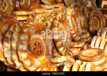 Traditionelle Brot in Zentralasien tandyrnaya Pellet auf dem Markt verkauft. Stockfoto