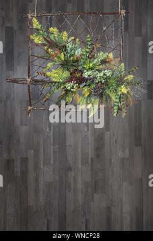 Blumenschmuck auf Holzrahmen, grau Holz Hintergrund mit kopieren. Künstliche Blumen. Stockfoto