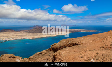 Außergewöhnliche Aussicht vom Mirador del Rio, eine Böschung genannt Batería del Río im Norden der kanarischen Insel Lanzarote, Spanien Stockfoto