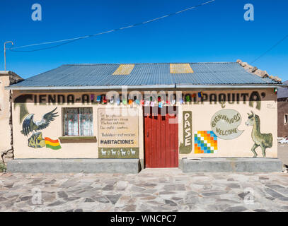 SAJAMA, Bolivien - Mai 21, 2015: Kleines Geschäft und Unterbringung, typisch Andinen, in der kleinen Stadt der Anden Sajama, bolivianischen Altiplano. Bolivien Südamerika Stockfoto