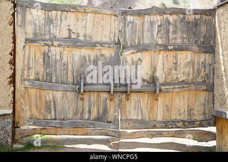 Die alten hölzernen Tor war baufällig von Zeit. Stockfoto