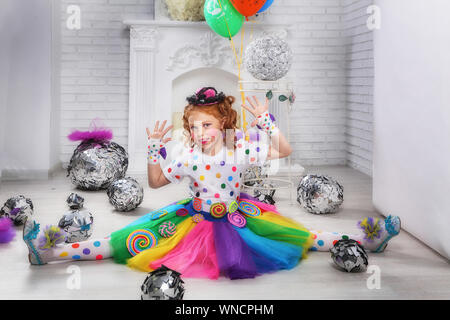 Ein kleines Mädchen in heller Farbe Karneval Kleidung, mit hellen Make-up. Stockfoto