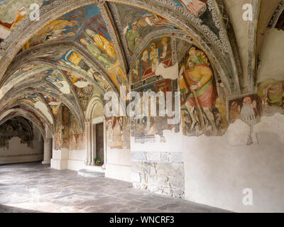 BRIXEN - BRESSONONE, Italien - 31 AUGUST, 2019: Blick auf die Kathedrale Kreuzgang Wand und Decke, mit Fresken, die biblische Szenen. Stockfoto