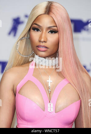 Inglewood, United States. 27 Aug, 2018. (Datei) Nicki Minaj kündigt Ruhestand auf Twitter. INGLEWOOD, Los Angeles, CA, USA - 27. August: Rapper Nicki Minaj trägt einen rosa Vex Latex Body kommt an der 2017 MTV Video Music Awards im Forum am 27. August, 2017 in Inglewood, Los Angeles, Kalifornien, Vereinigte Staaten. (Foto von Xavier Collin/Image Press Agency) Quelle: Bild Presse Agentur/Alamy leben Nachrichten Stockfoto