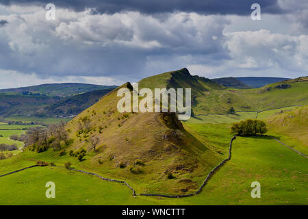 Parkhouse und Chrom Hügel in der Sonne von Hitter Hügel, während Storm clouds Overhead sammeln, Nationalpark Peak District, Derbyshire, England, Großbritannien Stockfoto