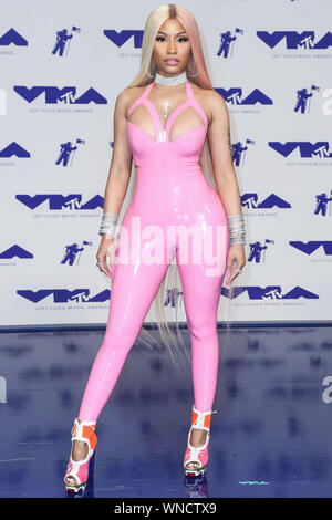 Inglewood, United States. 27 Aug, 2018. (Datei) Nicki Minaj kündigt Ruhestand auf Twitter. INGLEWOOD, Los Angeles, CA, USA - 27. August: Rapper Nicki Minaj trägt einen rosa Vex Latex Body kommt an der 2017 MTV Video Music Awards im Forum am 27. August, 2017 in Inglewood, Los Angeles, Kalifornien, Vereinigte Staaten. (Foto von Xavier Collin/Image Press Agency) Quelle: Bild Presse Agentur/Alamy leben Nachrichten Stockfoto