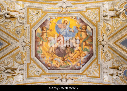 Otranto, Italien - 8. Mai 2015: Die barocken Fresken der Himmelfahrt der Jungfrau Maria in der Kirche Sacro Monte della Beata Vergine del Soccorso von Salvatore Poz Stockfoto