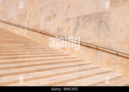 Die Schritte, die dazu führen, dass das Parlament von Malta Gebäude in Valletta Stockfoto