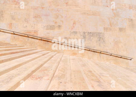 Die Schritte, die dazu führen, dass das Parlament von Malta Gebäude in Valletta Stockfoto