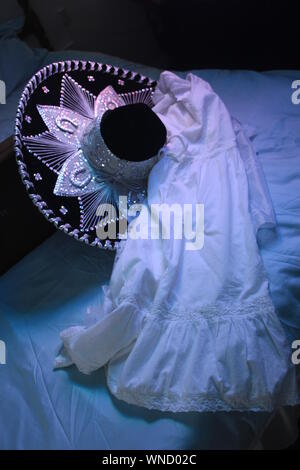 Auf der Bühne, Kostüm-eckige geschossen - von Einst im Westen inspiriert. Zusammenfassung von Weißen Zeitraum Kleid & Sombero. Stockfoto