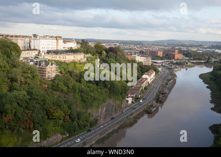 Blick von Clifton Suspension Bridge über den Fluss Avon und Avon Gorge Stockfoto