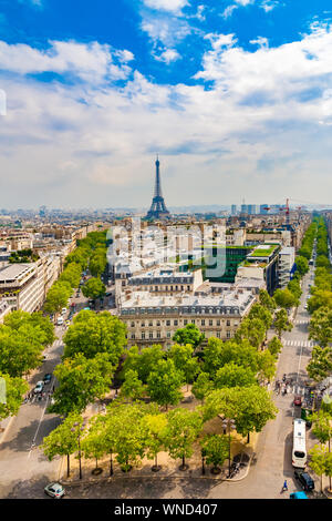 Schöne Antenne Hochformat der Pariser Stadtbild an einem schönen sonnigen Tag mit der berühmten Eiffelturm in der Mitte der Avenue d'Iéna auf der... Stockfoto