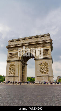 Schönes Portrait mit Blick auf den berühmten Triumphbogen in Paris, von Osten gesehen mit den beiden Skulpturen Le Départ und Le Triomphe an einem bewölkten, ... Stockfoto