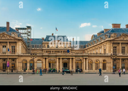 Großartige Panoramablick auf den Conseil d'Etat, der Staatsrat der Französischen Regierung. Das historische Gebäude wurde das ehemalige Palais... Stockfoto