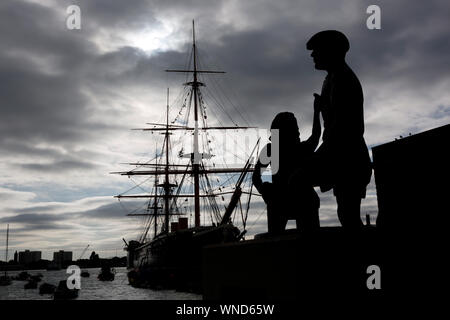 Mudlarks, Statue, Kinder, Abrufen, Münzen, Hart, Mudlarking, HMS Warrior, Marine, Docks, Portsmouth, Hampshire, England, Großbritannien, Stockfoto