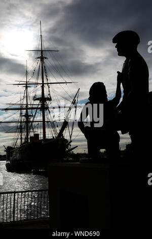 Mudlarks, Statue, Kinder, Abrufen, Münzen, Hart, Mudlarking, HMS Warrior, Marine, Docks, Portsmouth, Hampshire, England, Großbritannien, Stockfoto