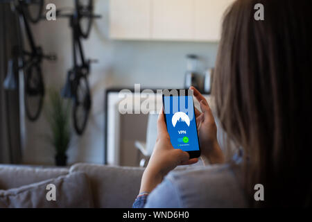Privatsphäre betrachten Mädchen verwendet eine Sicherheit App auf Ihr Telefon Stockfoto