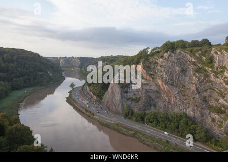 Blick von Clifton Suspension Bridge über den Fluss Avon und Avon Gorge Stockfoto