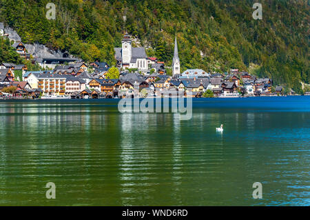 Hallstatt, Österreich. Beliebte Stadt auf alpinen See Hallstätter siehe in den österreichischen Alpen Berge im Herbst Stockfoto