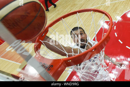 (190906) - Wuhan, Sept. 6, 2019 (Xinhua) - Stefan Bircevic Serbiens in den Korb geht, während die Gruppe J Match zwischen Serbien und Puerto Rico an der FIBA WM 2019 in Wuhan, der Hauptstadt der Provinz Hubei in Zentralchina, Sept. 6, 2019. (Xinhua / Cheng Min.) Stockfoto