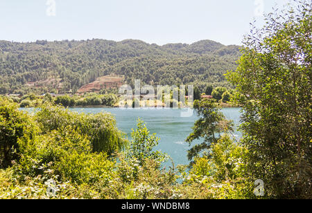 Panoramablick von der Callecalle River, in der Nähe der Stadt Valdivia, Los Rios Region. im Süden von Chile. Stockfoto