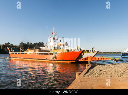 Mit der Autofähre auf die valdivia River, in der Nähe der Stadt gleichen Namens, in der Region von Rio, im südlichen Chile. Es ist der zweitgrößte Fluss im Land. Stockfoto