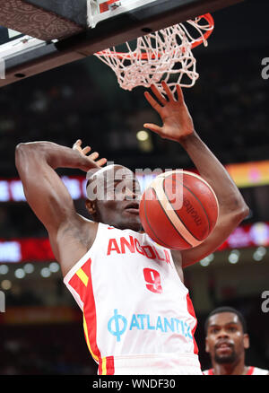 Peking, China. 6. Sep 2019. Leonel Paulo von Angola dunks während der Gruppe N Match zwischen Iran und Angola an der 2019 FIBA-Weltmeisterschaft in Peking, der Hauptstadt von China, Sept. 6, 2019. Credit: Meng Yongmin/Xinhua/Alamy leben Nachrichten Stockfoto