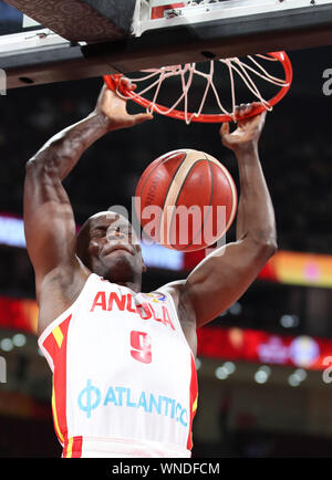 Peking, China. 6. Sep 2019. Leonel Paulo von Angola dunks während der Gruppe N Match zwischen Iran und Angola an der 2019 FIBA-Weltmeisterschaft in Peking, der Hauptstadt von China, Sept. 6, 2019. Credit: Meng Yongmin/Xinhua/Alamy leben Nachrichten Stockfoto