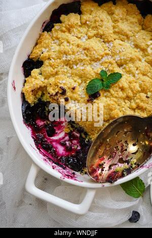 Hausgemachten Blueberry Maismehl Schuster gebacken in einem Ramekin, selektiver Fokus Stockfoto