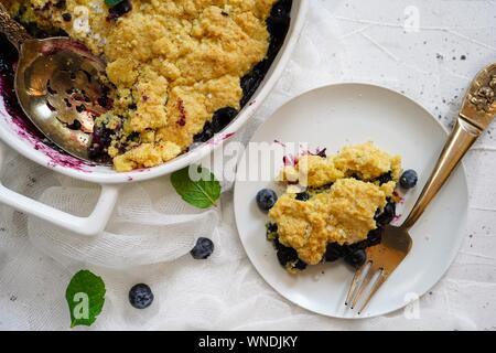 Hausgemachten Blueberry Maismehl Schuster gebacken in einem Ramekin, selektiver Fokus Stockfoto