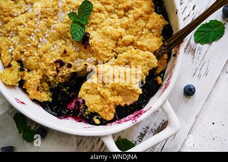 Hausgemachten Blueberry Maismehl Schuster gebacken in einem Ramekin, selektiver Fokus Stockfoto