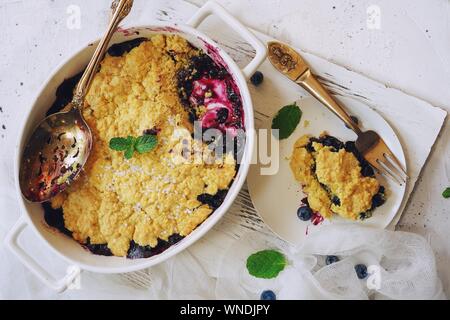 Hausgemachten Blueberry Maismehl Schuster gebacken in einem Ramekin, selektiver Fokus Stockfoto