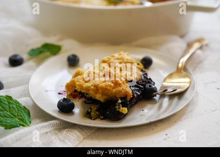 Hausgemachten Blueberry Maismehl Schuster gebacken in einem Ramekin, selektiver Fokus Stockfoto
