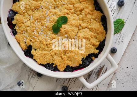 Hausgemachten Blueberry Maismehl Schuster gebacken in einem Ramekin, selektiver Fokus Stockfoto