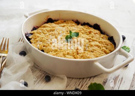 Hausgemachten Blueberry Maismehl Schuster gebacken in einem Ramekin, selektiver Fokus Stockfoto