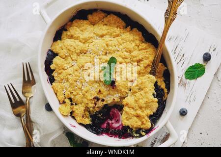 Hausgemachten Blueberry Maismehl Schuster gebacken in einem Ramekin, selektiver Fokus Stockfoto