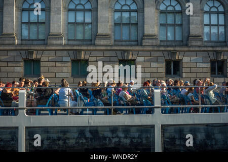 Ein Ausflugsboot mit Touristen Segeln entlang der Bode Museum in Berlin, Deutschland 2019. Stockfoto