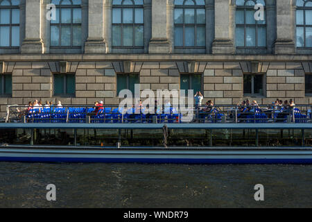 Ein Ausflugsboot mit Touristen Segeln entlang der Bode Museum in Berlin, Deutschland 2019. Stockfoto