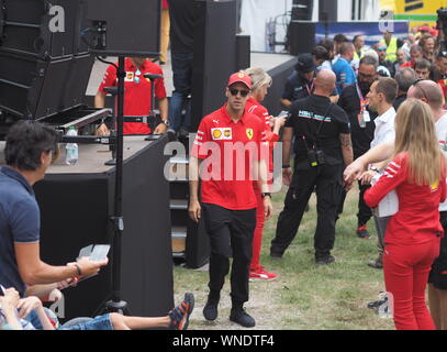 Monza, Italien, 5. September 2019: Sebastien Vettel ist Unter seinen Fans und givings in Monza paddock Autogramm. Stockfoto