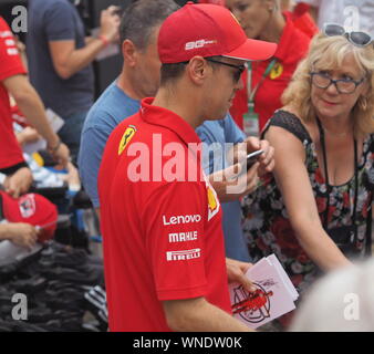 Monza, Italien, 5. September 2019: Sebastien Vettel ist Unter seinen Fans und givings in Monza paddock Autogramm. Stockfoto