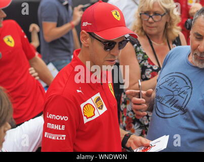 Monza, Italien, 5. September 2019: Sebastien Vettel ist Unter seinen Fans und givings in Monza paddock Autogramm. Stockfoto