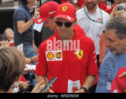 Monza, Italien, 5. September 2019: Sebastien Vettel ist Unter seinen Fans und givings in Monza paddock Autogramm. Stockfoto