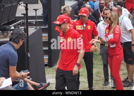 Monza, Italien, 5. September 2019: Sebastien Vettel ist Unter seinen Fans und givings in Monza paddock Autogramm. Stockfoto