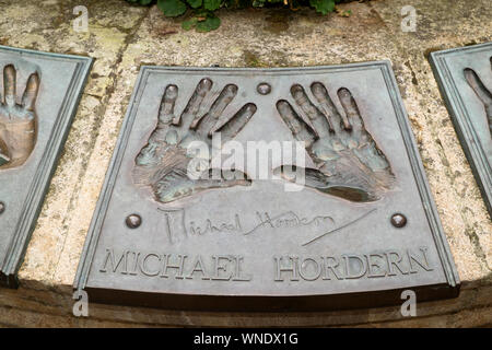Die Hand Brunnen in der Nähe der Nähe sah. Broze Reliefs von berühmten Schauspielern Hände. Michael Horden Stockfoto