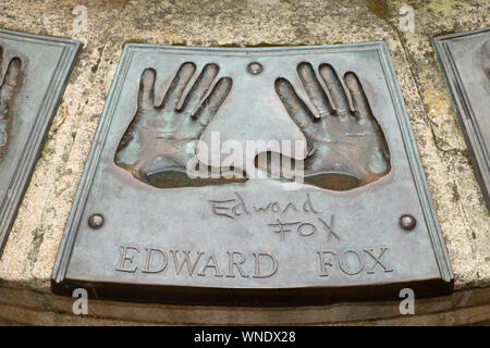Die Hand Brunnen in der Nähe der Nähe sah. Broze Reliefs von berühmten Schauspielern Hände. Edward Fox Stockfoto
