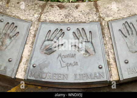 Die Hand Brunnen in der Nähe der Nähe sah. Broze Reliefs von berühmten Schauspielern Hände. Maureen Lipman Stockfoto