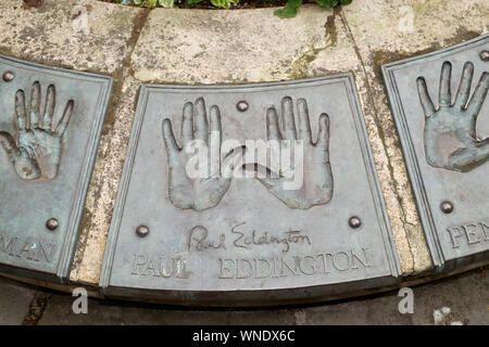 Die Hand Brunnen in der Nähe der Nähe sah. Broze Reliefs von berühmten Schauspielern Hände. Paul Edington Stockfoto