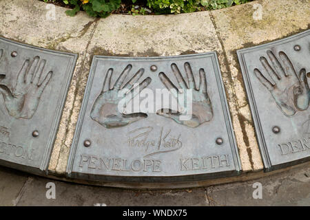 Die Hand Brunnen in der Nähe der Nähe sah. Broze Reliefs von berühmten Schauspielern Hände. Penelope Keith Stockfoto